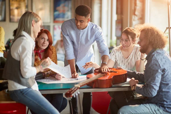 Gruppo Giovani Creativi Una Piacevole Atmosfera Ufficio Stanno Discutendo Una — Foto Stock