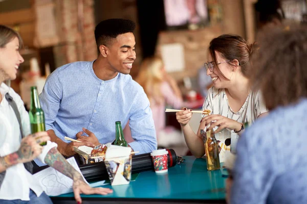 Grupp Unga Kreativa Människor Trevlig Atmosfär Kontoret Har Roligt Lunchrasten — Stockfoto