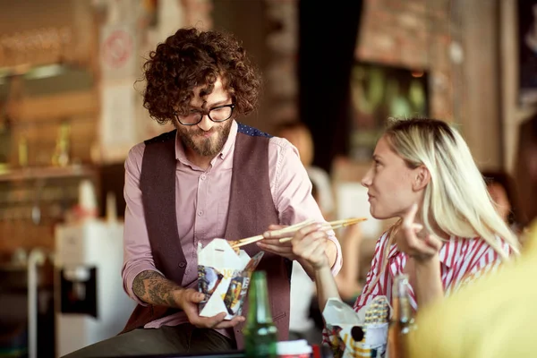 Young Colleagues Having Lunch Break Relaxed Atmosphere Office — Stock Photo, Image