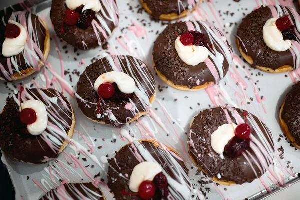 작업장에 트레이 초콜릿 체리가 올려져 맛있는 도넛들 디저트 — 스톡 사진