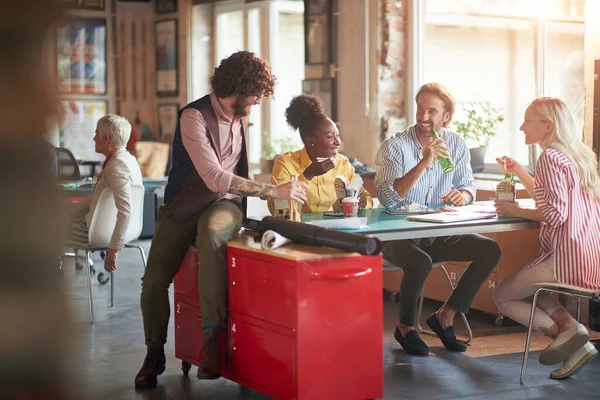 Groupe Jeunes Créatifs Travail Profite Moment Ensemble Lors Une Pause — Photo