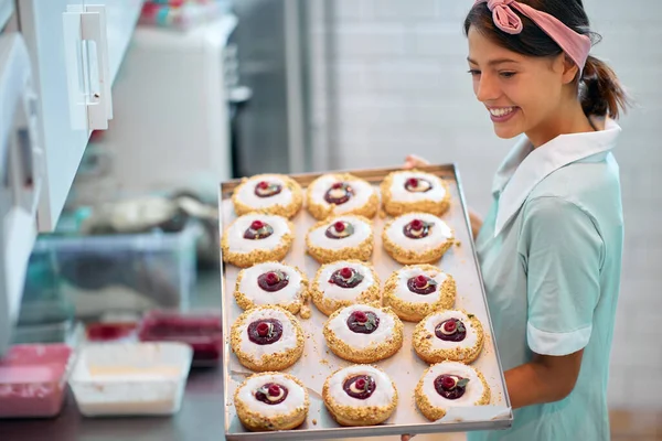 사업을 주인은 손으로 맛있는 도넛에 열의를품고 있습니다 페이스트리 디저트 음식만드는 — 스톡 사진