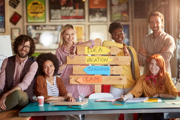 Grupo Jóvenes Empleados Creativos Posan Para Una Foto Promueven Los — Foto de Stock