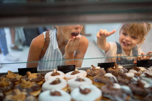 Mãe Filha Comprando Saborosos Donuts Juntos Loja — Fotografia de Stock