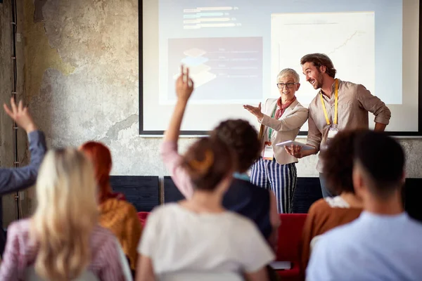 Apresentação Participantes Ambiente Agradável Sala Conferências Estão Fazendo Perguntas — Fotografia de Stock