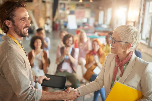 Een Oudere Vrouwelijke Baas Schudt Met Haar Collega Zijn Succesvolle — Stockfoto