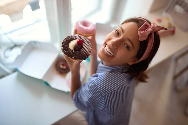 Küçük Işletme Sahibi Onun Cazip Ürün Donutları Hakkında Tutkulu — Stok fotoğraf