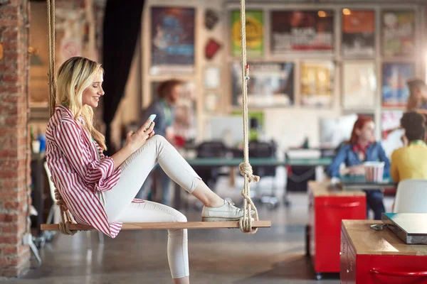 Une Jeune Femme Envoie Des Sms Sur Smartphone Tout Relaxant — Photo