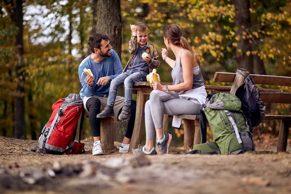 Casal Filho Fazendo Lanche Floresta Belo Dia Outono — Fotografia de Stock