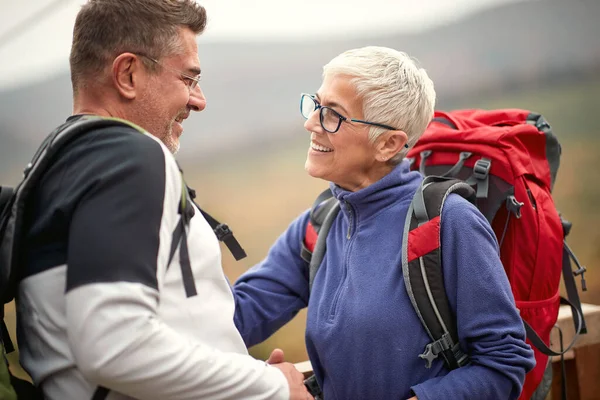 Una Coppia Anziani Innamorati Una Romantica Escursione Collina Una Bella — Foto Stock
