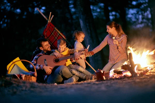 Ung Lykkelig Familie Som Leker Rundt Bål Skogen Vakker Natt – stockfoto