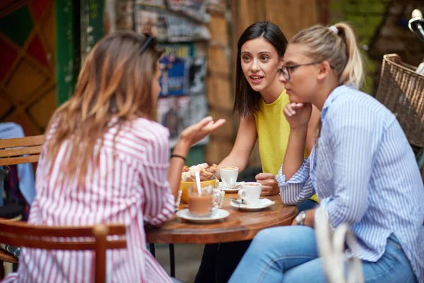 Groupe Jeunes Copines Caucasiennes Adultes Parlant Assis Dans Café Extérieur — Photo