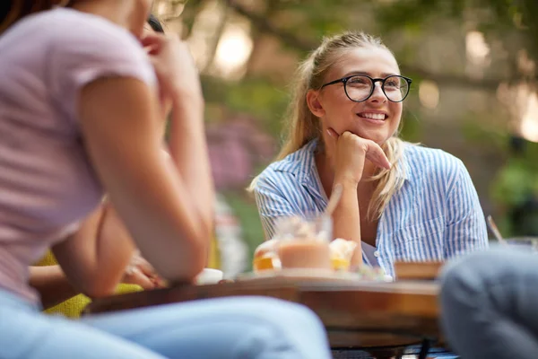 Focalizzazione Selettiva Sulla Giovane Donna Caucasica Adulta Che Indossa Occhiali — Foto Stock