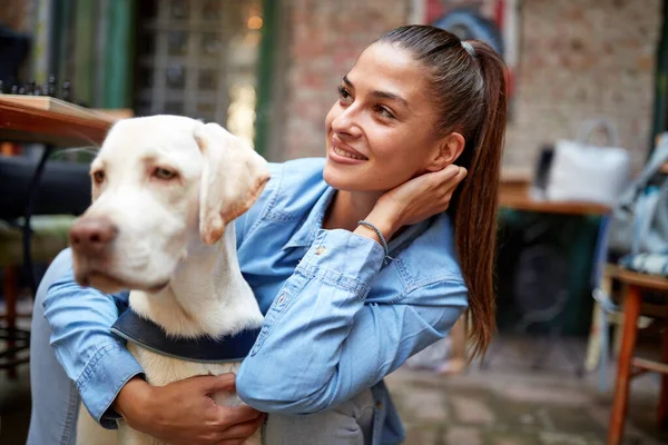 一緒にバーで楽しい雰囲気の中で時間を過ごしている間 彼女の犬と抱擁で若い美しい女の子 レジャー — ストック写真