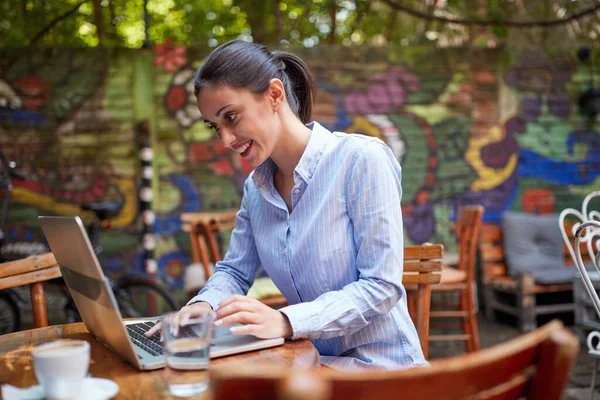 Retrato Joven Hermosa Mujer Adulta Caucásica Sentada Cafetería Aire Libre —  Fotos de Stock