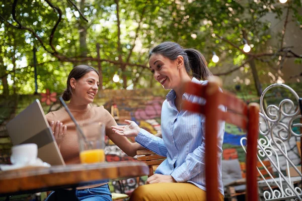 Due Amiche Allegre Che Divertono Una Piacevole Atmosfera Bar Mentre — Foto Stock