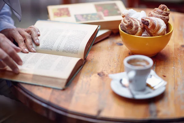 Läsa Bok Med Kaffe Trevlig Atmosfär Baren Fritid Bar Utomhus — Stockfoto