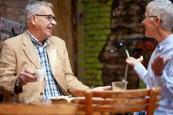 Senior Kaukasiska Par Talar Utomhus Café Leende Dricka Kaffe Ser — Stockfoto