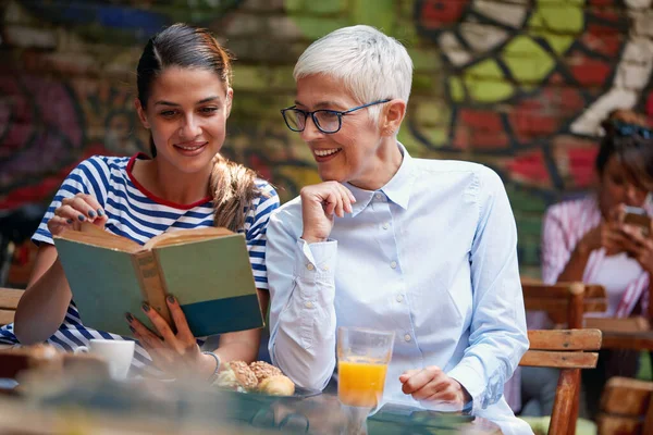 Giovane Donna Adulta Che Legge Libro Insieme Anziane Donne Caucasiche — Foto Stock