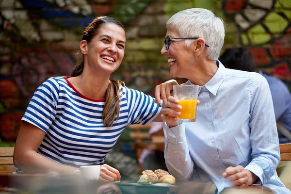 Unterschiedlichen Alters Weibliche Freunde Oder Erwachsene Tochter Und Mutter Konzept — Stockfoto