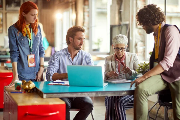 Anciana Jefa Está Revisando Empleados Trabajan Ambiente Trabajo Oficina — Foto de Stock