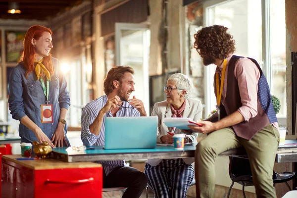 Grupo Jóvenes Empleados Creativos Está Charlando Con Jefe Femenino Ambiente —  Fotos de Stock