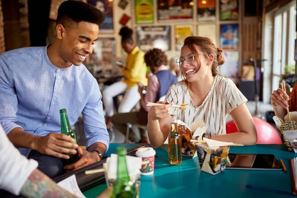 Unga Kollegor Njuter Drink Och Mat Samtidigt Som Tar Paus — Stockfoto