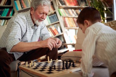 Büyükbaba ve küçük torunu evde bir aile ortamında satranç oynamaktan zevk alıyorlar. Aile, oyun, birlikte