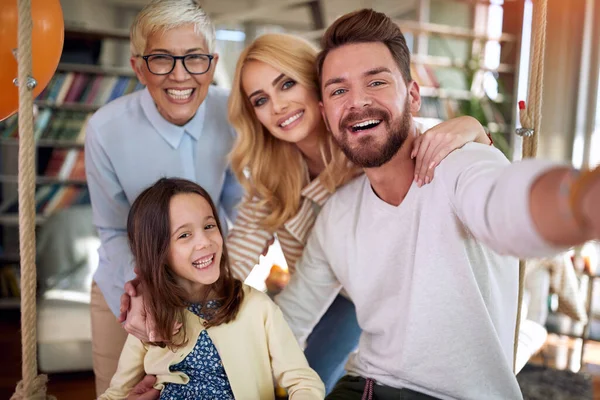 Avó Gosta Tirar Selfie Com Sua Família Ambiente Alegre Casa — Fotografia de Stock