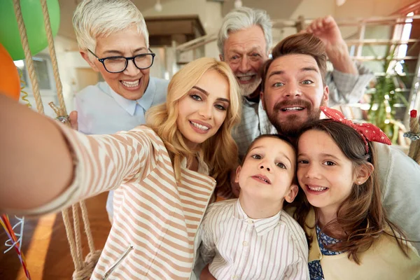 Familie Der Dritten Generation Amüsiert Sich Bei Einem Selfie Fröhlicher — Stockfoto