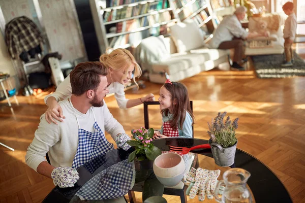 Los Padres Jóvenes Hija Pequeña Pasan Tiempo Calidad Plantando Flores — Foto de Stock