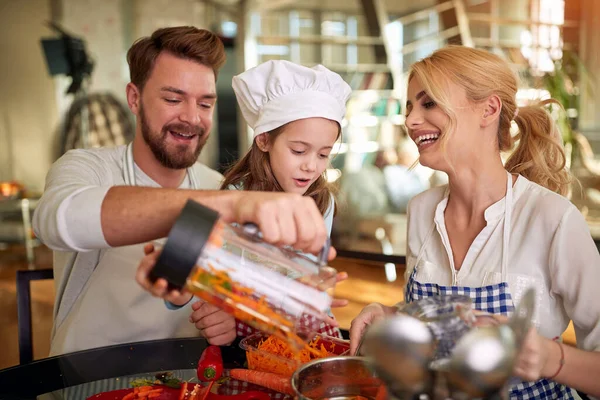 Una Pequeña Hija Disfrutando Preparar Una Comida Con Sus Padres — Foto de Stock