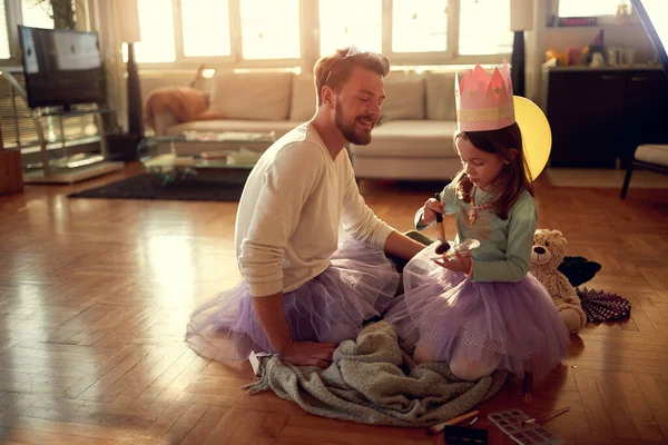 Una Hija Pequeña Padre Maquillándose Mientras Preparan Para Una Práctica — Foto de Stock