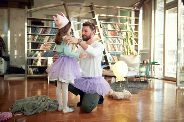 Jeune Papa Installe Position Ballet Fille Pendant Ils Entraînent Dans — Photo