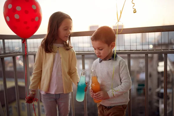 Niña Niño Disfrutando Una Copa Ambiente Relajado Terraza Apartamento Familia — Foto de Stock