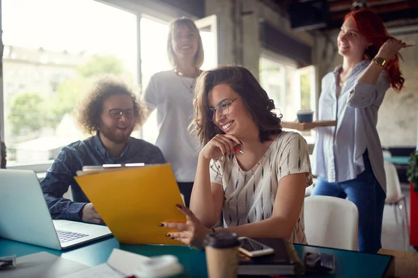 Grupo Jóvenes Que Trabajan Juntos Colega Mujer Mostrando Carpeta Otros — Foto de Stock