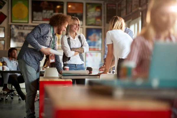 Groep Mensen Verzameld Rond Tafel Staande Glimlachen Praten Lachen Plezier — Stockfoto