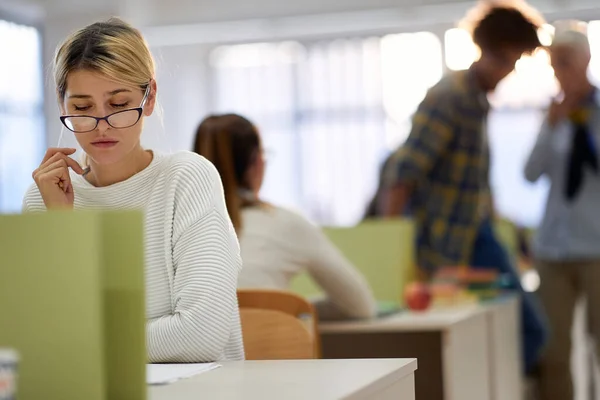 Een Vrouwelijke Student Concentreert Zich Het Leren Van Een Nieuwe — Stockfoto