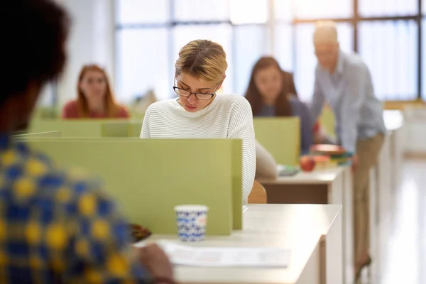 Uczennica Skupiona Lekcji Wykładzie Klasie — Zdjęcie stockowe