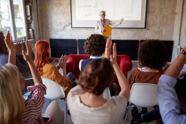 Gruppo Persone Applaudendo Mani Una Donna Anziana Che Una Presentazione — Foto Stock