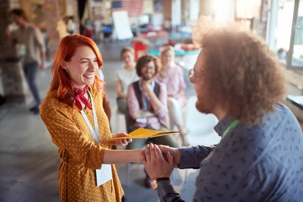 Jovem Ruiva Feminino Recebendo Diploma Parabéns Após Seminário Bem Sucedido — Fotografia de Stock