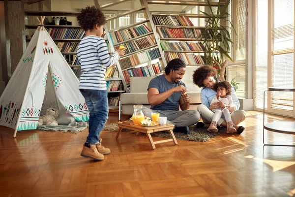 Precioso Afro Americano Familia Pasar Fin Semana Juntos Casa —  Fotos de Stock