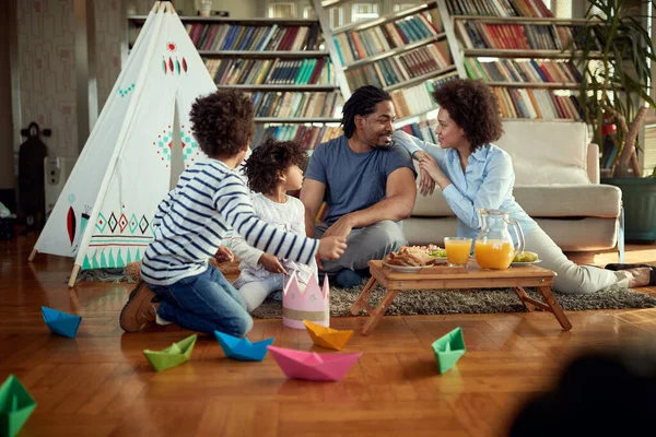 Uma Jovem Família Desfrutando Comida Brincando Ambiente Descontraído Casa Juntos — Fotografia de Stock