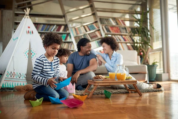 Feliz Família Afro Americana Passar Fim Semana Juntos Casa — Fotografia de Stock