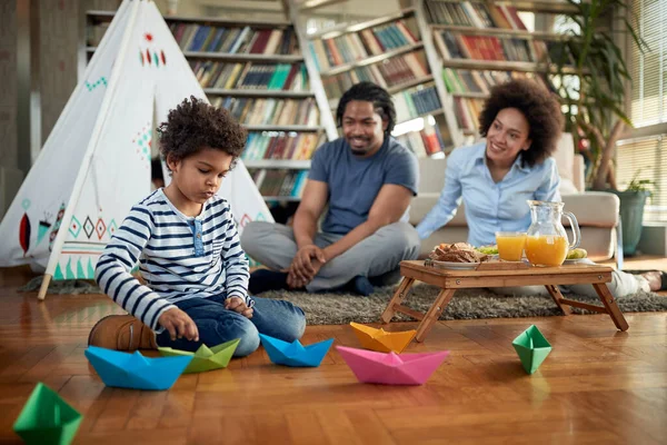 年轻的父母喜欢和他们的小儿子呆在一起 在家里轻松的气氛中玩耍 游戏时间 — 图库照片