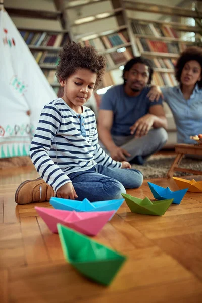 Joyful Afro Americano Menino Brincando Chão Casa — Fotografia de Stock