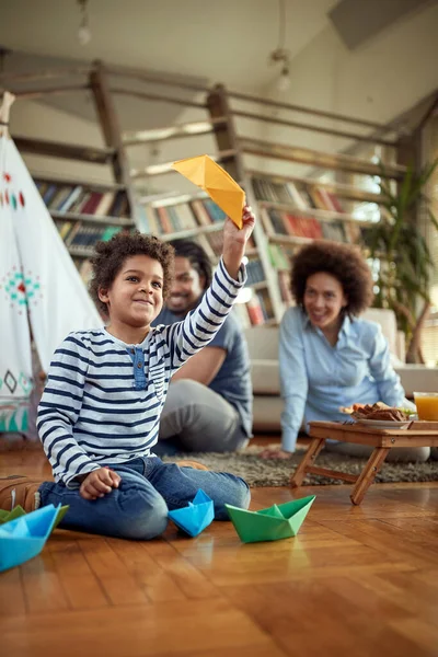 Little Boy Posing Photo Floor While Spending Time His Parents — Stock Photo, Image