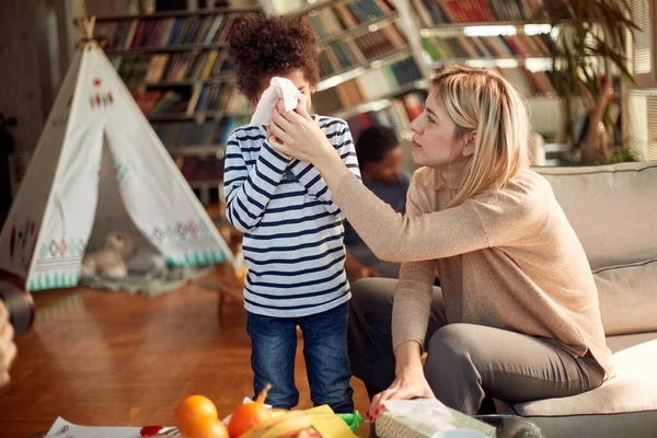 Caucasico Bambinaia Babysitter Afro Americano Ragazzo Casa Immagine Stock