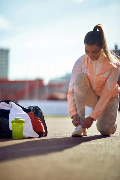 Giovane Corridore Donna Abbigliamento Sportivo Prepararsi Allenamento Sullo Stadio — Foto Stock