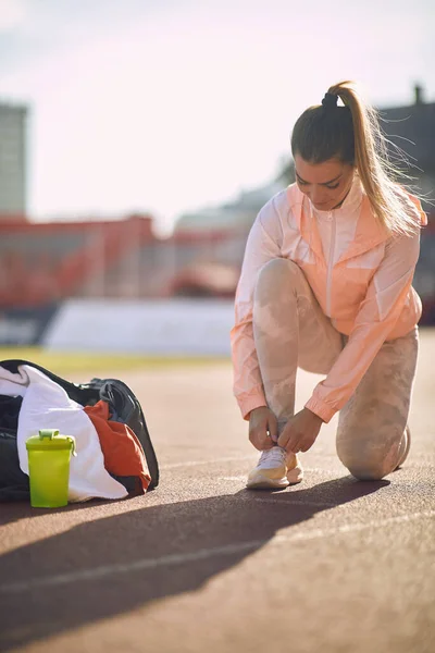 Giovane Donna Corridore Abbigliamento Sportivo Prepararsi Allenamento Sullo Stadio — Foto Stock